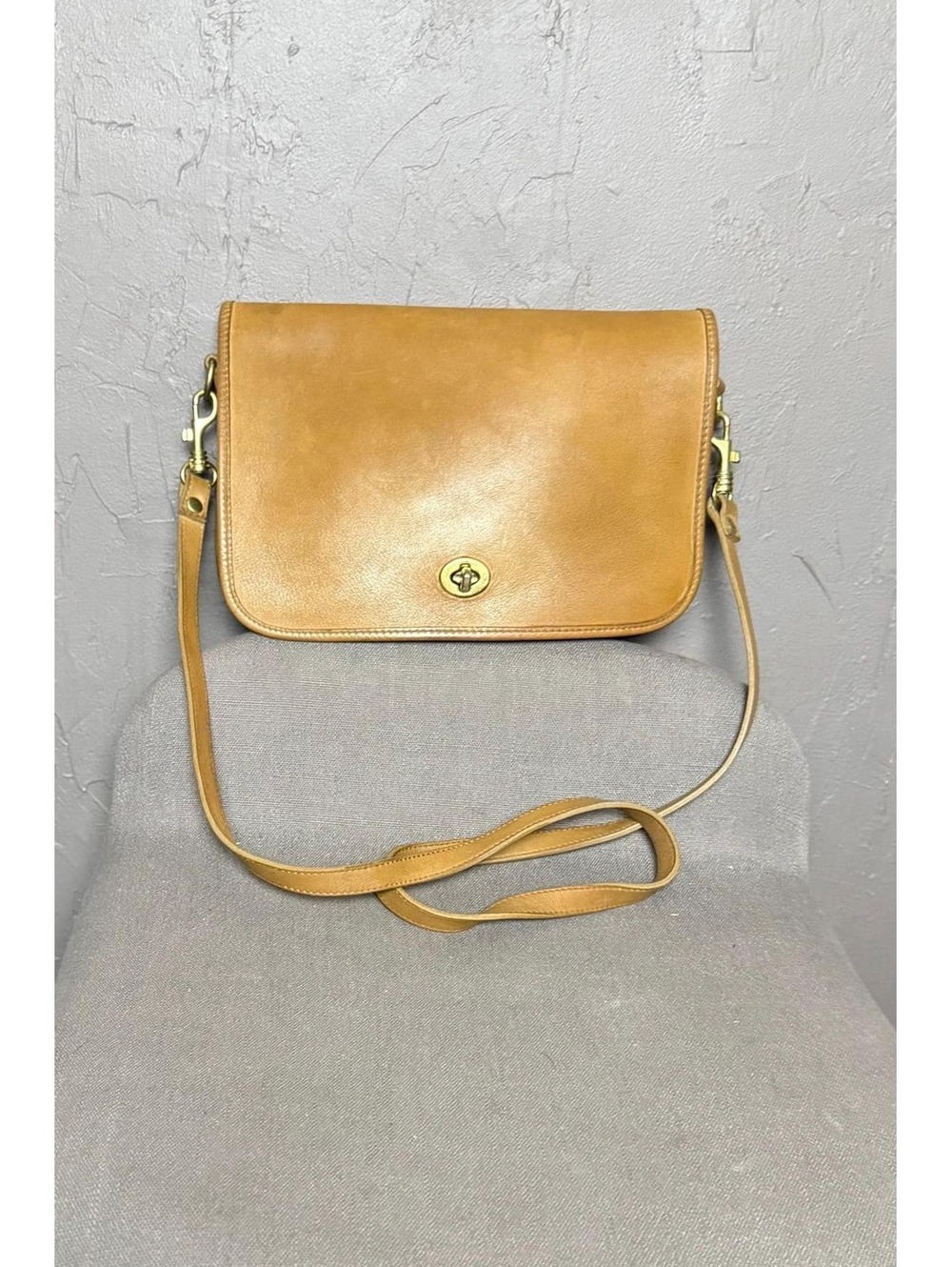 1980's British Tan Convertible Clutch Turnlock Crossbody Bag Minimalist Purse